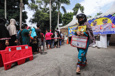 Warga antre minyak goreng saat operasi pasar di Polsek Tebet, Jakarta Selatan, Sabtu (5/3/2022).