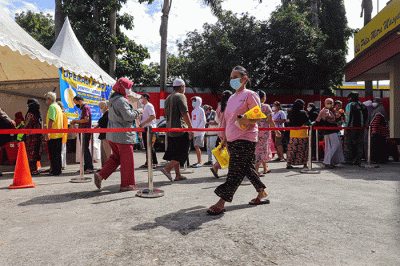 Warga antre minyak goreng saat operasi pasar di Polsek Tebet, Jakarta Selatan, Sabtu (5/3/2022).