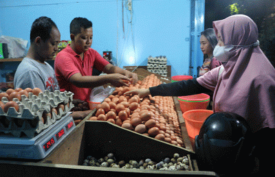 Pedagang telur ayam melayani pembeli di kawasan Pasar Serdang Kemayoran, Jakarta, Sabtu (5/3/2022).