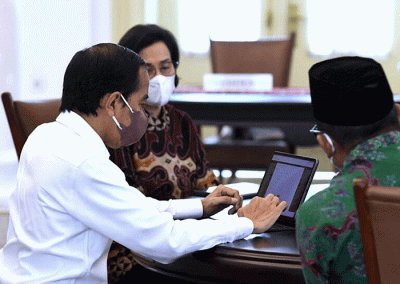 Presiden Joko Widodo melaporkan Surat Pemberitahuan (SPT) Tahunan Pajak Penghasilan (PPh) melalui aplikasi daring e-filing di Istana Kepresidenan Bogor.