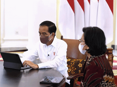Presiden Joko Widodo melaporkan Surat Pemberitahuan (SPT) Tahunan Pajak Penghasilan (PPh) melalui aplikasi daring e-filing di Istana Kepresidenan Bogor.