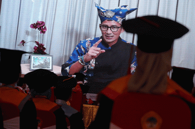 Menteri Pariwisata dan Ekonomi Kreatif Sandiaga Uno memberikan motivasi secara daring kepada wisudawan Untag Surabaya.