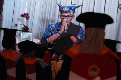 Menteri Pariwisata dan Ekonomi Kreatif Sandiaga Uno memberikan motivasi secara daring kepada wisudawan Untag Surabaya.