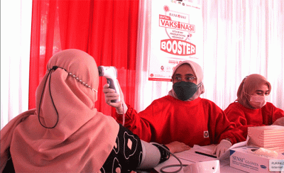 Tenaga kesehatan sedang melakukan pemeriksaan kepada masyarakat peserta vaksinasi booster di Kantor Bank DKI Kantor Layanan Juanda, Jakarta.