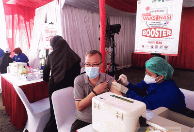 Tenaga kesehatan sedang melakukan pemeriksaan kepada masyarakat peserta vaksinasi booster di Kantor Bank DKI Kantor Layanan Juanda, Jakarta.