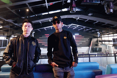CEO West Bandits e-Sports Davin Matthew Wahidin bersama Presiden West Bandits e-Sports Young Lex saat memberikan keterangan kepada sejumlah wartawan.
