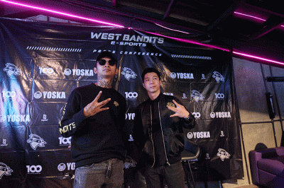 CEO West Bandits e-Sports Davin Matthew Wahidin bersama Presiden West Bandits e-Sports Young Lex saat memberikan keterangan kepada sejumlah wartawan.