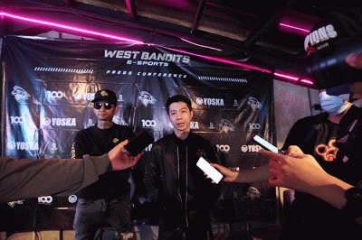 CEO West Bandits e-Sports Davin Matthew Wahidin bersama Presiden West Bandits e-Sports Young Lex saat memberikan keterangan kepada sejumlah wartawan.