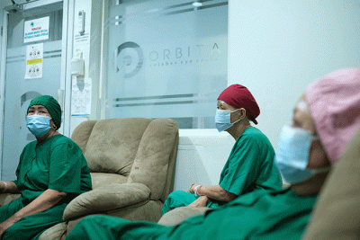 Sejumlah warga tengah menjalani operasi mata katarak di JEC Orbita (Celebes Eye Center), Jalan AP Pettarani, Makassar, Minggu (6/3/2022).