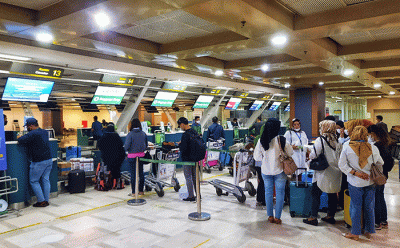 Sejumlah penumpang saat bersiap naik pesawat di Bandara Sultan Hasanuddin, Makassar, kemarin.