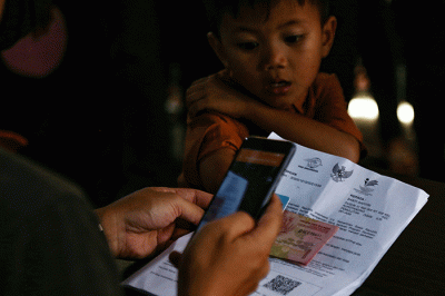Warga desa di Kabupaten Ogan Ilir yang daerahnya perbatasan dengan Kota Palembang melakukan pencairan dana program Bantuan Sosial Sembako.