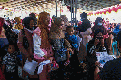 Warga desa di Kabupaten Ogan Ilir yang daerahnya perbatasan dengan Kota Palembang melakukan pencairan dana program Bantuan Sosial Sembako.