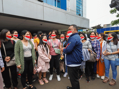 Kepala Badan Pelindungan Pekerja Migran Indonesia (BP2MI) Benny Rhamdani melepas para pekerja migran Indonesia asal Ukraina di Kantor BP2MI.