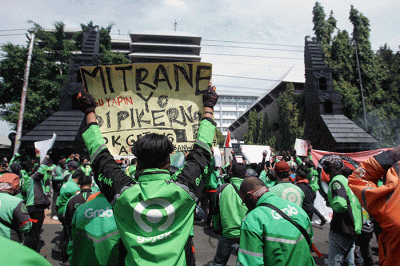 Ratusan pengemudi ojek online dari berbagai aplikasi menggelar unjuk rasa di depan Kantor Gubernur Jateng, Semarang, Senin (7/3/2022).