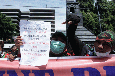 Ratusan pengemudi ojek online dari berbagai aplikasi menggelar unjuk rasa di depan Kantor Gubernur Jateng, Semarang, Senin (7/3/2022).