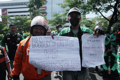 Ratusan pengemudi ojek online dari berbagai aplikasi menggelar unjuk rasa di depan Kantor Gubernur Jateng, Semarang, Senin (7/3/2022).