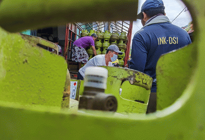 Penjual merapikan tabung gas 3 kg di kawasan Jakarta Barat, Minggu (6/3/2022).