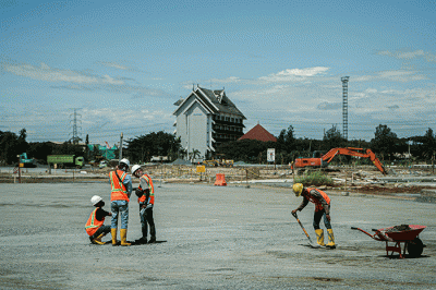 Pekerja menyelesaikan proyek pembangunan Jakarta International E-Prix Circuit (JIEC) di kawasan Ancol, Jakarta Utara, Minggu (6/3/2022).