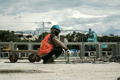 Pekerja menyelesaikan proyek pembangunan Jakarta International E-Prix Circuit (JIEC) di kawasan Ancol, Jakarta Utara, Minggu (6/3/2022).