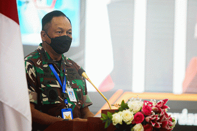 Kasau Marsekal TNI Fadjar Prasetyo saat menerima buku Jurnal Patriot Biru TNI AU di Gedung Ardhyaloka, Halim Perdanakusuma, Jakarta, Senin (7/3/2022).