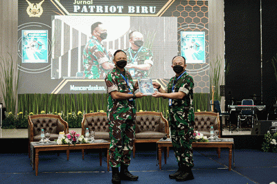 Kasau Marsekal TNI Fadjar Prasetyo saat menerima buku Jurnal Patriot Biru TNI AU di Gedung Ardhyaloka, Halim Perdanakusuma, Jakarta, Senin (7/3/2022).