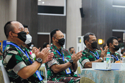 Kasau Marsekal TNI Fadjar Prasetyo saat menerima buku Jurnal Patriot Biru TNI AU di Gedung Ardhyaloka, Halim Perdanakusuma, Jakarta, Senin (7/3/2022).