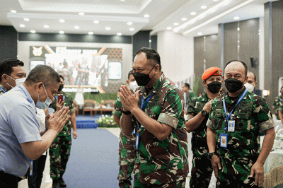 Kasau Marsekal TNI Fadjar Prasetyo saat menerima buku Jurnal Patriot Biru TNI AU di Gedung Ardhyaloka, Halim Perdanakusuma, Jakarta, Senin (7/3/2022).