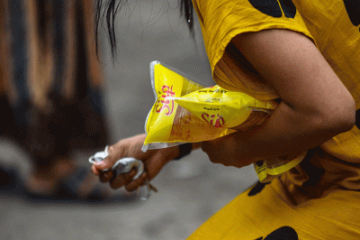 Minyak goreng yang di jual di operasi pasar murah ludes terjual dalam hitungan jam, di Pasar Tradisional KM 5 Palembang, Senin (7/3/2022).
