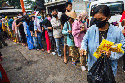 Minyak goreng yang di jual di operasi pasar murah ludes terjual dalam hitungan jam, di Pasar Tradisional KM 5 Palembang, Senin (7/3/2022).