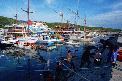 Kapal Motor Penyeberangan (KMP) saat bersandar di Pelabuhan Bira di Kabupaten Bulukumba, Sulawesi Selatan, Minggu (6/3/2022).