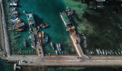 Kapal Motor Penyeberangan (KMP) saat bersandar di Pelabuhan Bira di Kabupaten Bulukumba, Sulawesi Selatan, Minggu (6/3/2022).