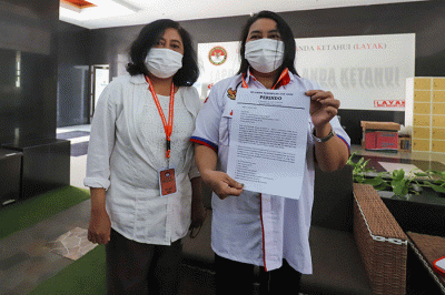 Ketua Relawan Pertemuan dan Anak Partai Perindo Jeannie Latumahina memberikan keterangan usai membuat laporan di kantor LPSK, Jakarta Timur, Senin (7/3/2022).