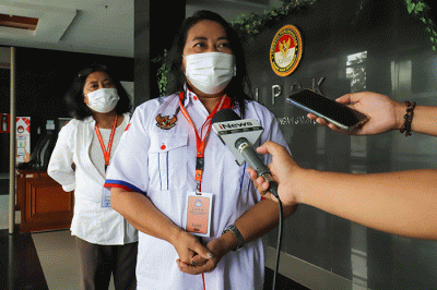 Ketua Relawan Pertemuan dan Anak Partai Perindo Jeannie Latumahina memberikan keterangan usai membuat laporan di kantor LPSK, Jakarta Timur, Senin (7/3/2022).