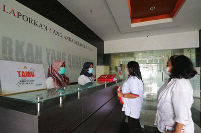 Ketua Relawan Pertemuan dan Anak Partai Perindo Jeannie Latumahina memberikan keterangan usai membuat laporan di kantor LPSK, Jakarta Timur, Senin (7/3/2022).