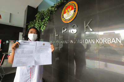 Ketua Relawan Pertemuan dan Anak Partai Perindo Jeannie Latumahina memberikan keterangan usai membuat laporan di kantor LPSK, Jakarta Timur, Senin (7/3/2022).