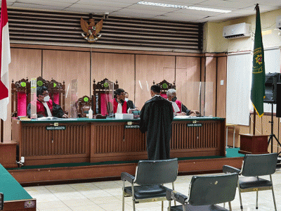 Keluarga Adam Deni bersama kekasihnya dan kuasa hukum menghadiri sidang perdana atas terdakwa Adam Deni terkait perkara pelanggaran UU ITE.