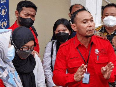 Keluarga Adam Deni bersama kekasihnya dan kuasa hukum menghadiri sidang perdana atas terdakwa Adam Deni terkait perkara pelanggaran UU ITE.