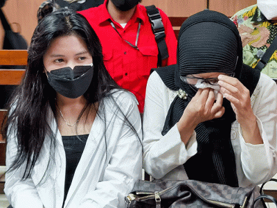 Keluarga Adam Deni bersama kekasihnya dan kuasa hukum menghadiri sidang perdana atas terdakwa Adam Deni terkait perkara pelanggaran UU ITE.