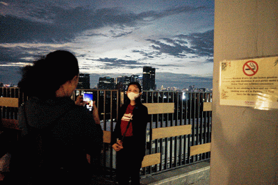 Pengunjung saat berswafoto berlatar belakang gedung bertingkat di Sky Garden, Aeon Mall Tanjung Barat, Jakarta, Minggu (6/3/2022).