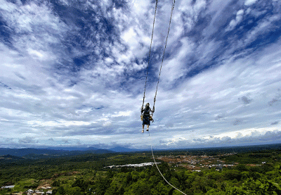 Wisata alam menjadi salah satu tujuan berwisata bersama keluarga di tengah pandemi Covid-19 yang hingga saat ini belum berakhir.