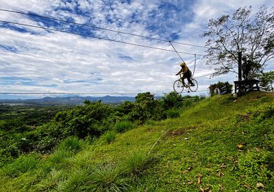 Wisata alam menjadi salah satu tujuan berwisata bersama keluarga di tengah pandemi Covid-19 yang hingga saat ini belum berakhir.