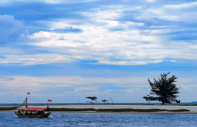 Pengunjung menikmati pantai ancol, Jakarta, Minggu (6/3/2022).