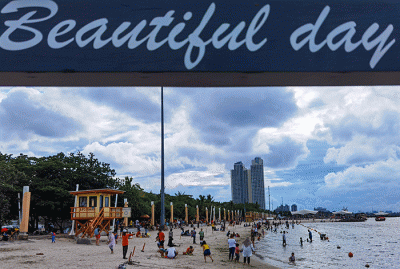 Pengunjung menikmati pantai ancol, Jakarta, Minggu (6/3/2022).