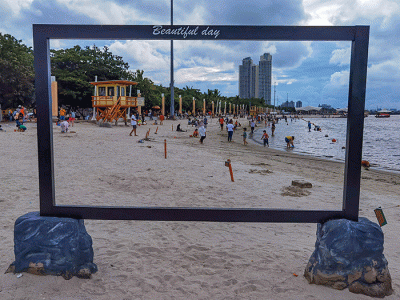 Pengunjung menikmati pantai ancol, Jakarta, Minggu (6/3/2022).