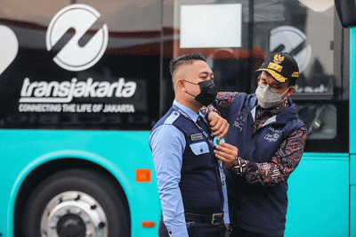 Gubernur DKI Jakarta Anies Baswedan memberikan keterangan saat menghadiri peluncuran bus listrik Transjakarta di Monas, Jakarta Pusat, Selasa (8/3/2022).