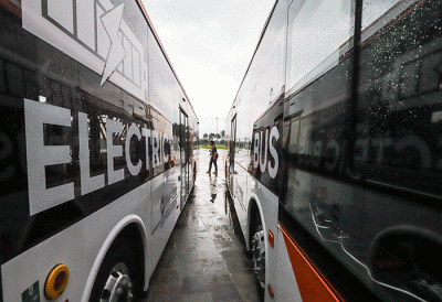 Gubernur DKI Jakarta Anies Baswedan memberikan keterangan saat menghadiri peluncuran bus listrik Transjakarta di Monas, Jakarta Pusat, Selasa (8/3/2022).