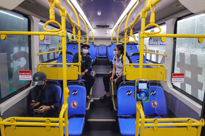 Gubernur DKI Jakarta Anies Baswedan memberikan keterangan saat menghadiri peluncuran bus listrik Transjakarta di Monas, Jakarta Pusat, Selasa (8/3/2022).