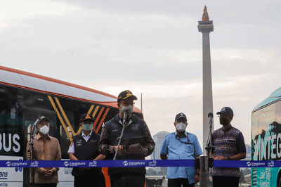 Gubernur DKI Jakarta Anies Baswedan memberikan keterangan saat menghadiri peluncuran bus listrik Transjakarta di Monas, Jakarta Pusat, Selasa (8/3/2022).