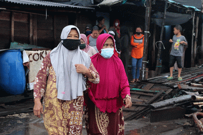 Ketua DPP Perindo Bidang Sosial & Kesra Yerry Tawalujan memberikan sembako kepada warga nelayan di Kalibaru, Cilincing, Jakarta Utara, Selasa (8/3/2022).