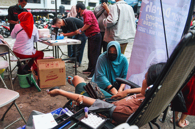 Mobil donor darah UTD PMI Kota Palembang membuka layanan donor darah berhadiah 1 liter minyak goreng.